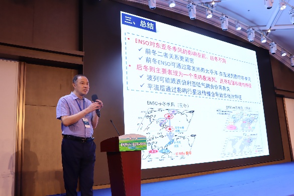 人站在屏幕前玩游戏AI 生成的内容可能不正确。