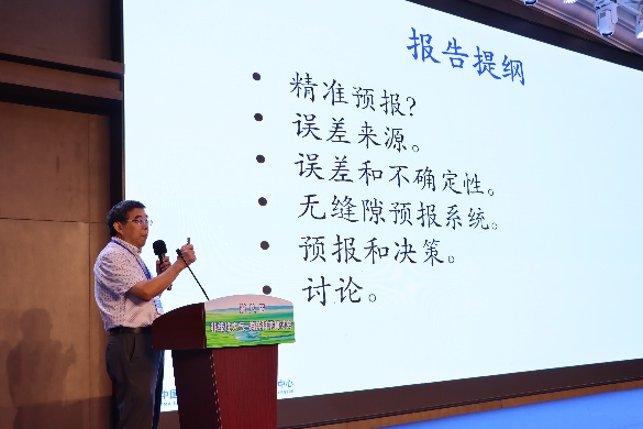 男人手上拿着纸AI 生成的内容可能不正确。