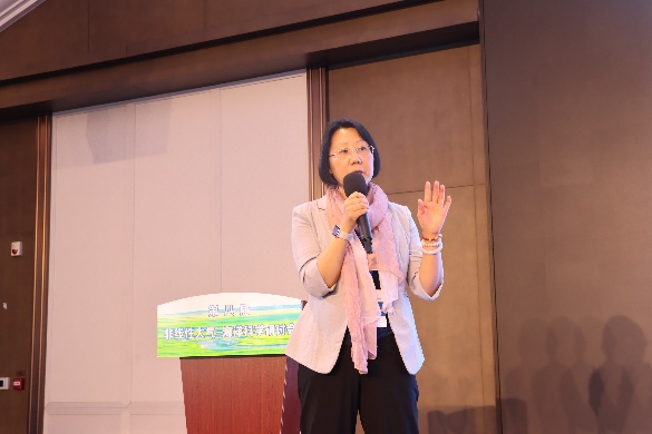 女人站在镜子前AI 生成的内容可能不正确。